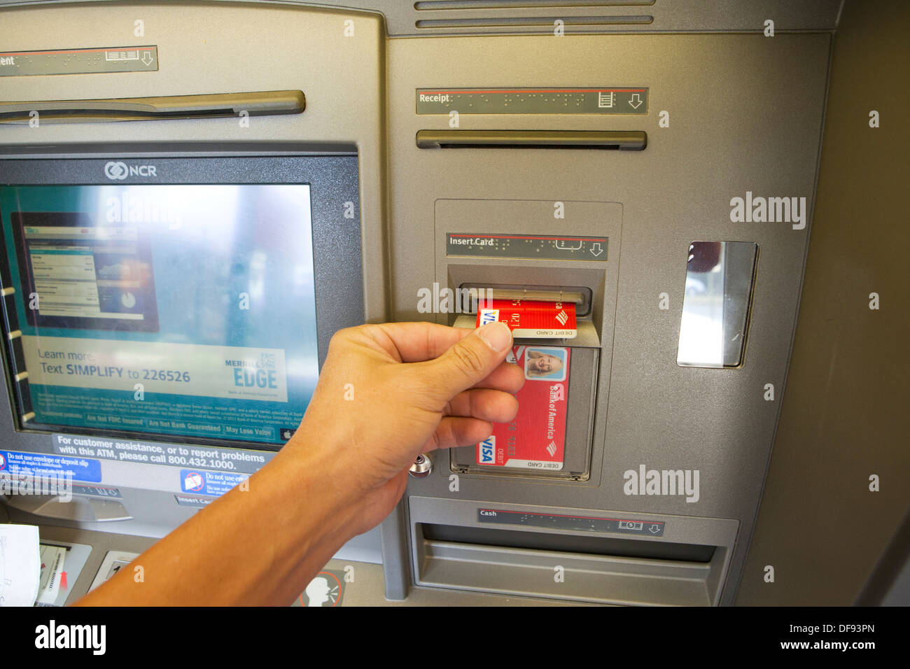 Inserimento di una carta di debito in Bank of America ATM - USA Foto Stock