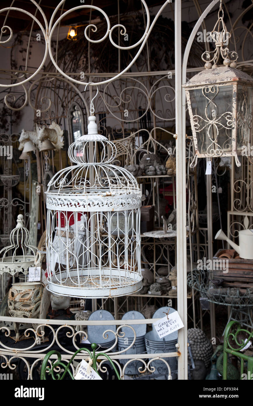 Vintage gabbia di uccelli e mobili da giardino in esposizione, Abbey Furniture, Walcot Street, Bath, Inghilterra Foto Stock