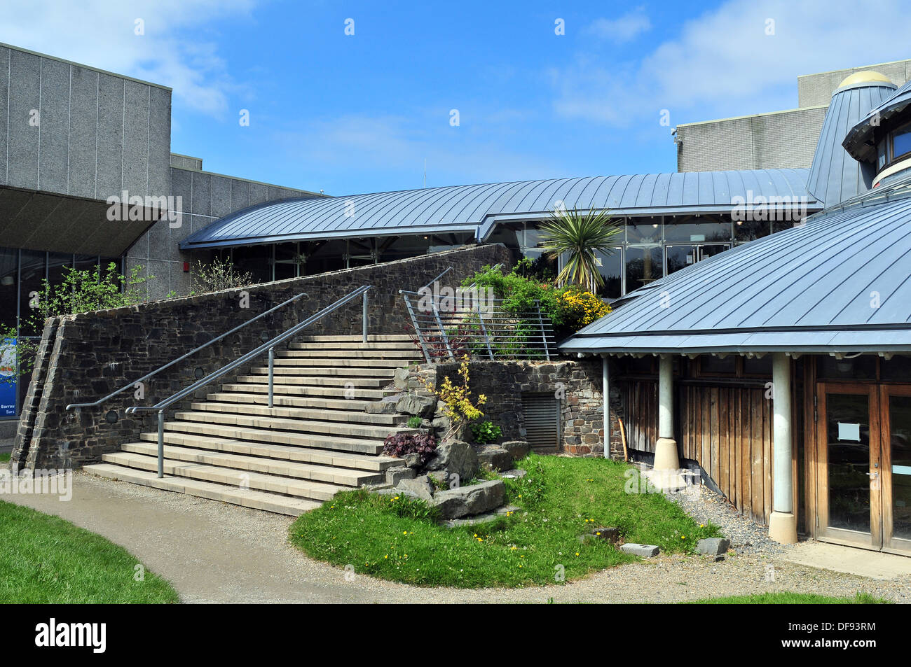 Il Round di studio della Aberystwyth Arts Center sotto il cielo blu di inizio autunno Foto Stock