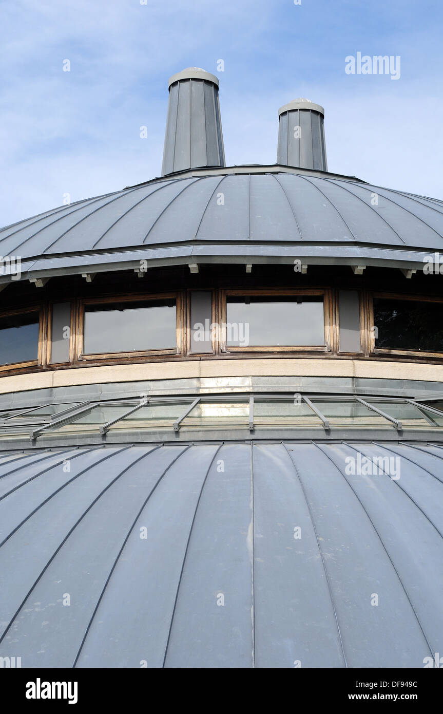 Il Round di studio della Aberystwyth Arts Center, che guarda uncannily come un disco volante, si crogiola al sole di settembre. Foto Stock