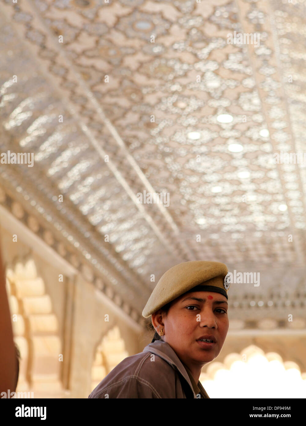Femmina guardia di sicurezza presso il palazzo di specchi, Ambra Fort, Jaipur, Rajasthan, India, Asia Foto Stock
