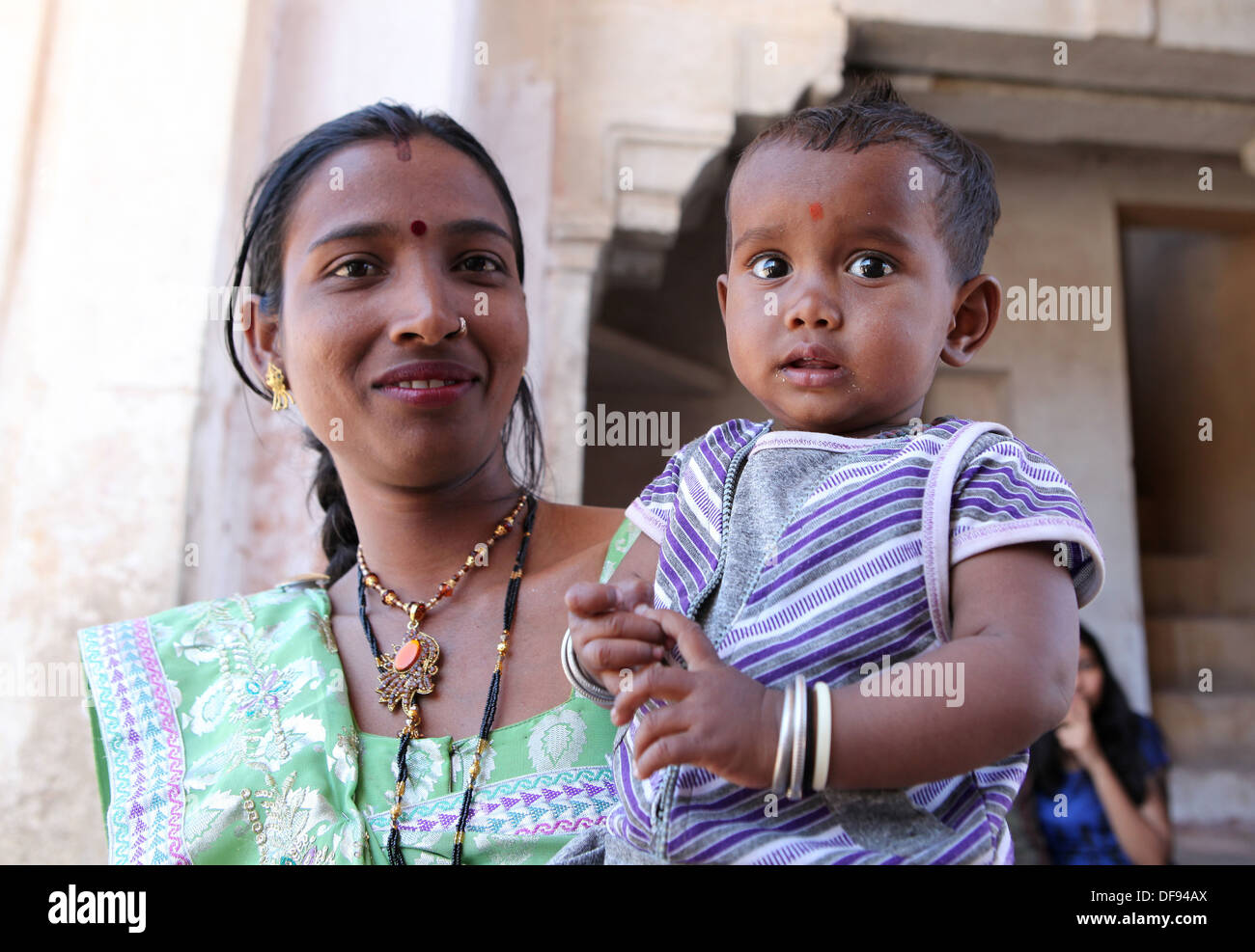 Giovane madre con bambino in Jaipur Rajasthan,l'India. Foto Stock