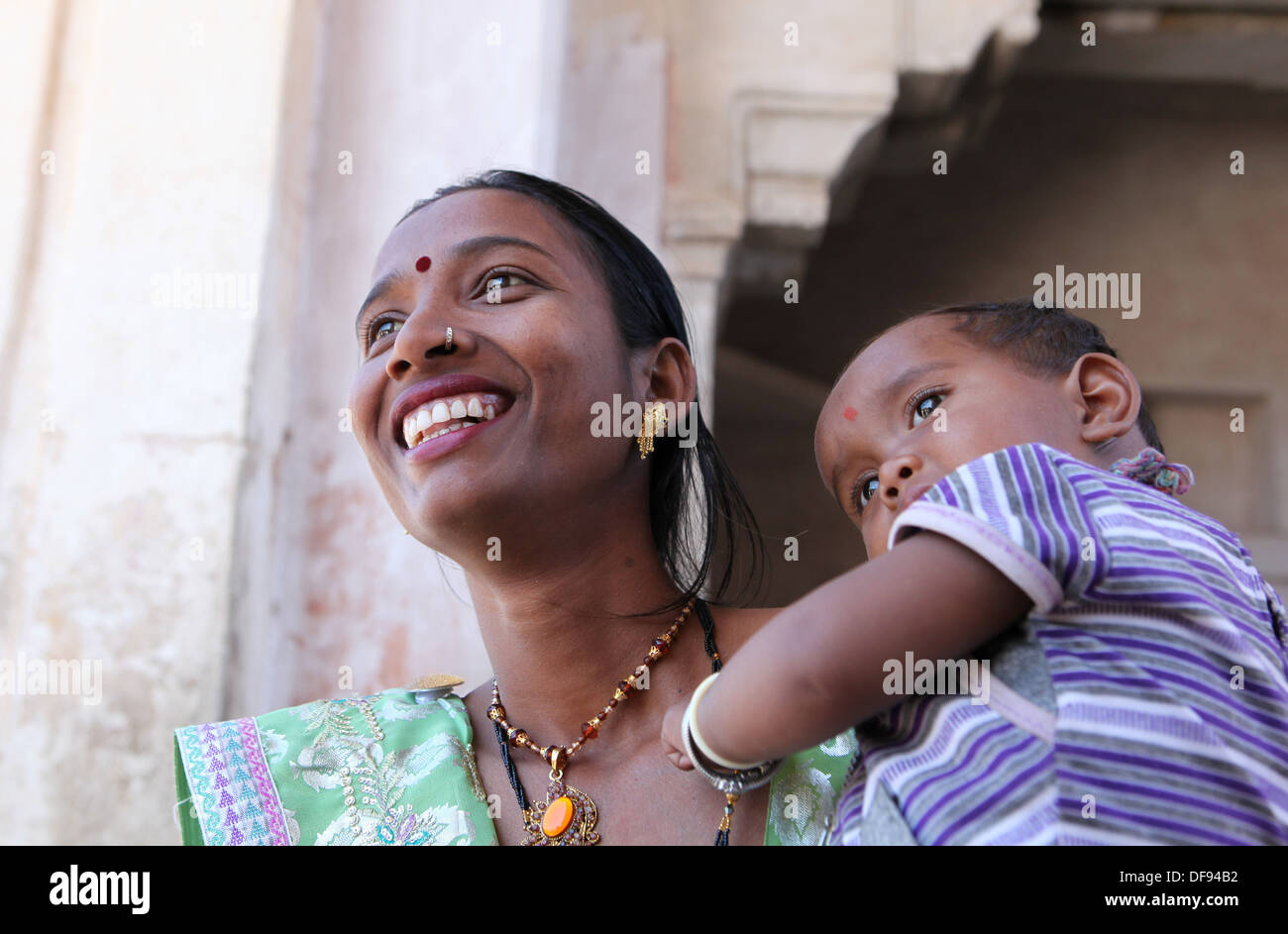 Giovane madre con bambino in Jaipur Rajasthan,l'India. Foto Stock