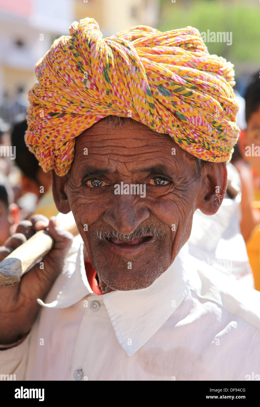 Il vecchio uomo con un turbante a Jaipur, Rajasthan,l'India. Foto Stock