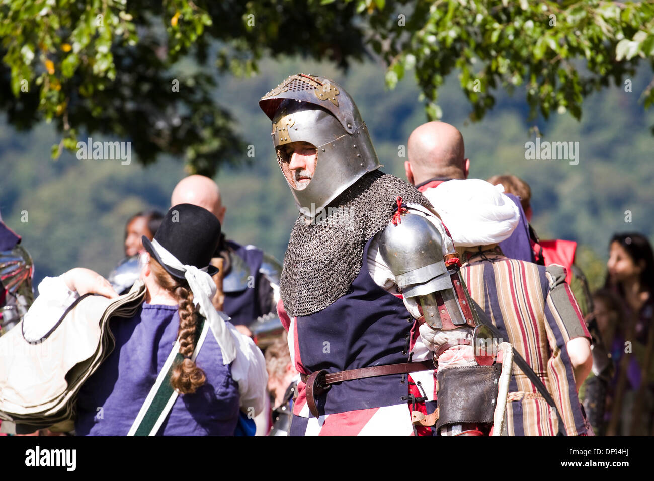 New York City USA 29 Sett 2013. Festa medievale a Fort Tryon Park. Il cavaliere corazzato sul campo di battaglia presso la festa medievale a Fort Tryon Park nel quartiere Inwood di NYC. Credito: Anthony Pleva/Alamy Live News Foto Stock