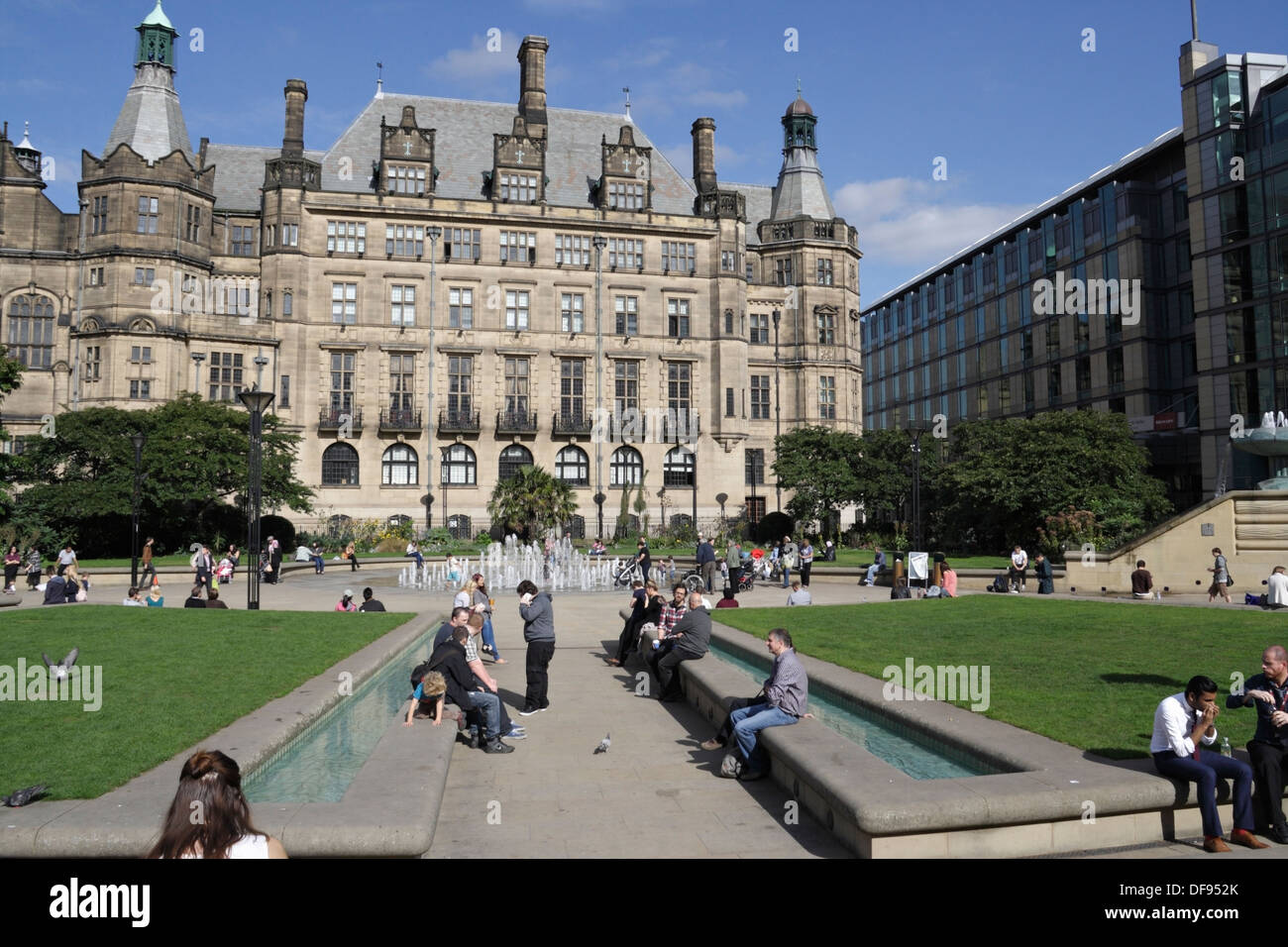 Sheffield Town Hall England e Peace Gardens, architettura vittoriana, edificio di primo livello, area pubblica Foto Stock