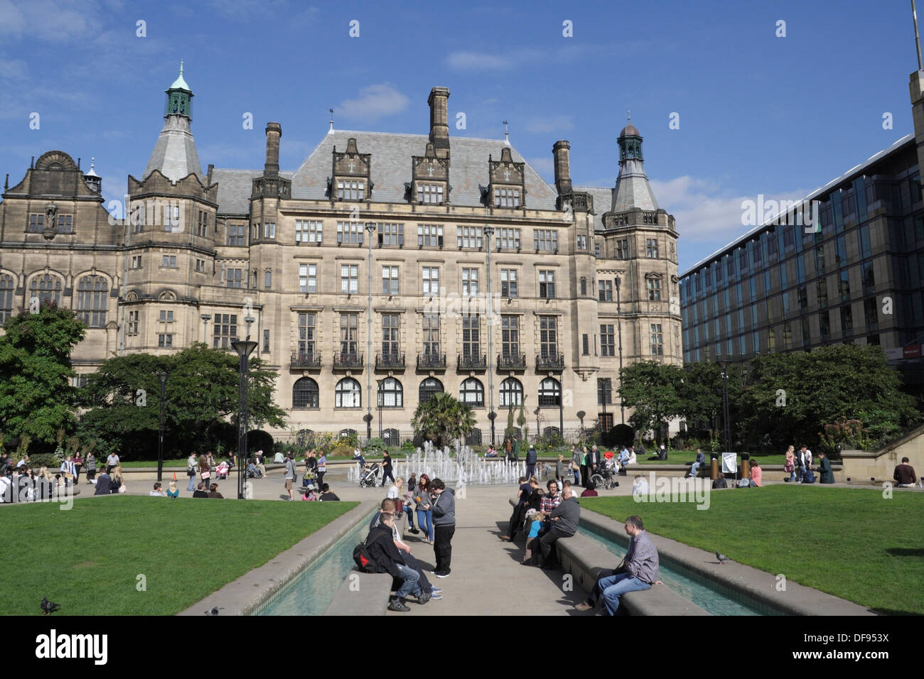 Sheffield Town Hall e Peace Gardens, centro di Sheffield, Inghilterra. architettura vittoriana. Edificio classificato di grado 1 spazio pubblico Foto Stock