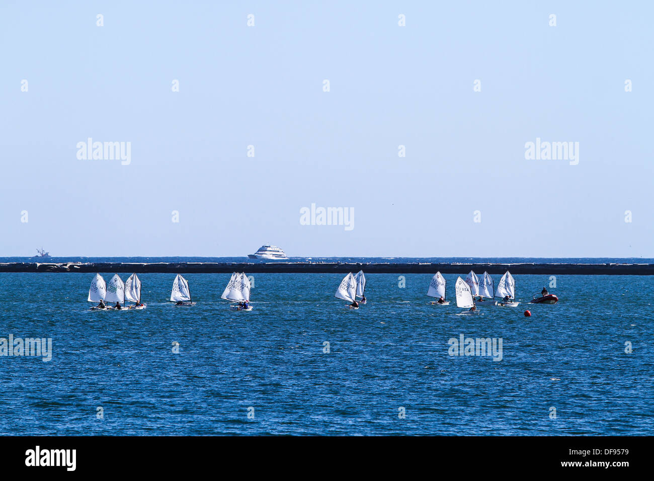 Lezioni di vela al Porto di Los Angeles con la piccola una persona barche a vela Foto Stock