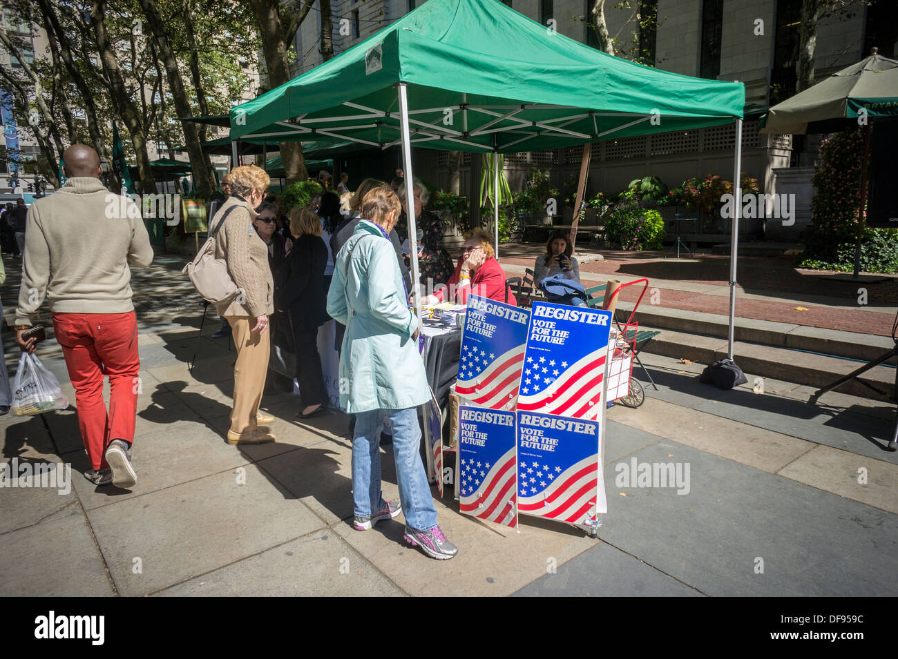 I membri della Lega delle donne votanti celebrare nazionali di registrazione degli elettori giorno nel Bryant Park di New York Foto Stock