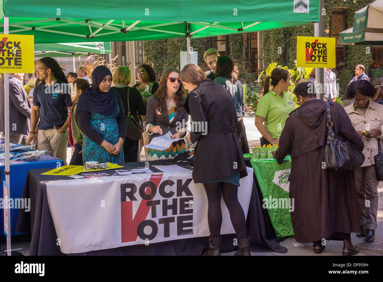 Membri del Rock the Vote celebrare nazionali di registrazione degli elettori giorno nel Bryant Park di New York Foto Stock