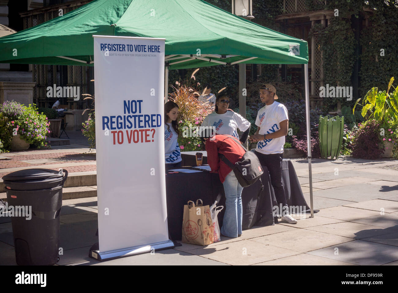 Membri della NY di donatore di organi celebrare la rete nazionale di registrazione degli elettori giorno nel Bryant Park di New York Foto Stock