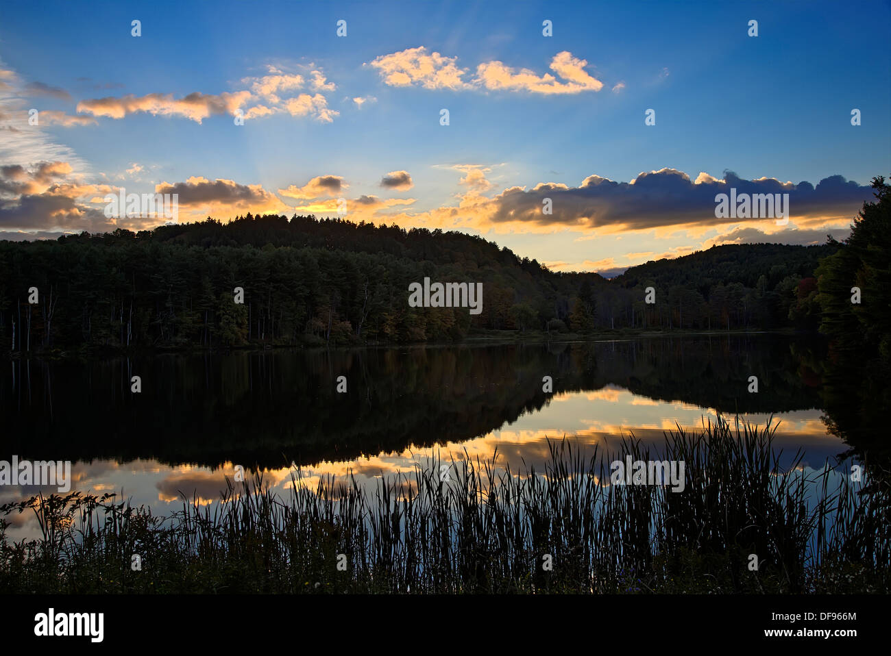 Sunset riflettente nel lago a Hornell serbatoio nella zona centrale di stato di New York Foto Stock