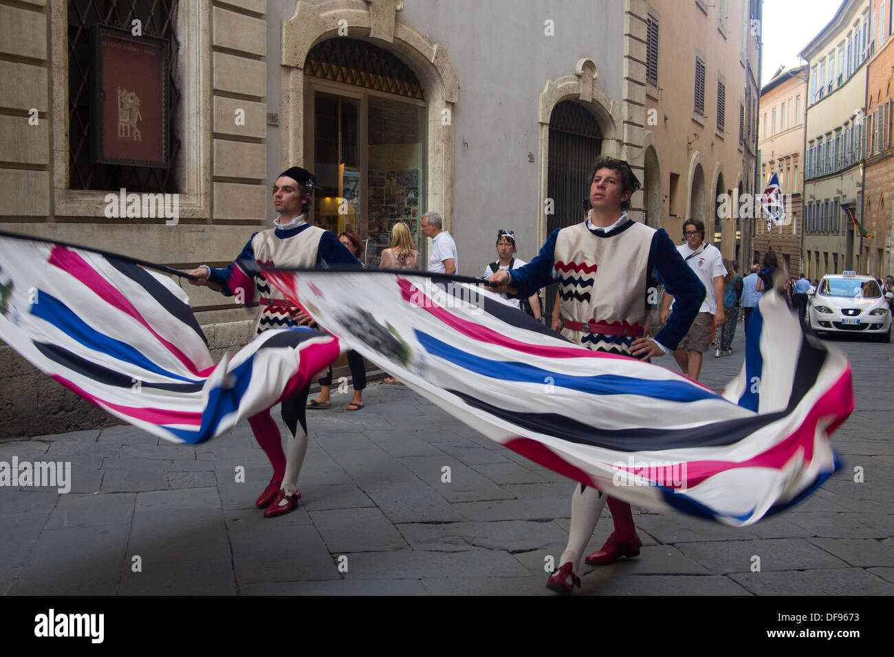 District ("Contrada") sfilano per le strade di Siena per il Palio, Toscana, Italia Foto Stock