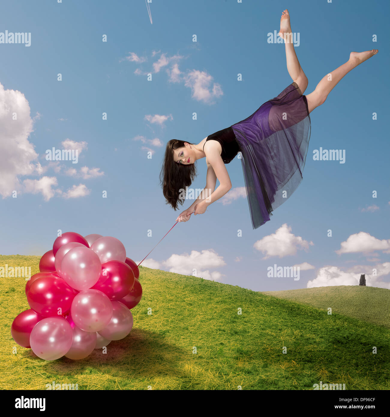 Flying ragazza con palloncini colorati Foto Stock