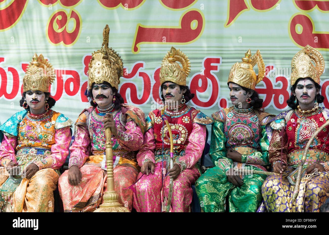 Indian uomini vestiti come divinità indiane al rally. Puttaparthi, Andhra Pradesh, India Foto Stock