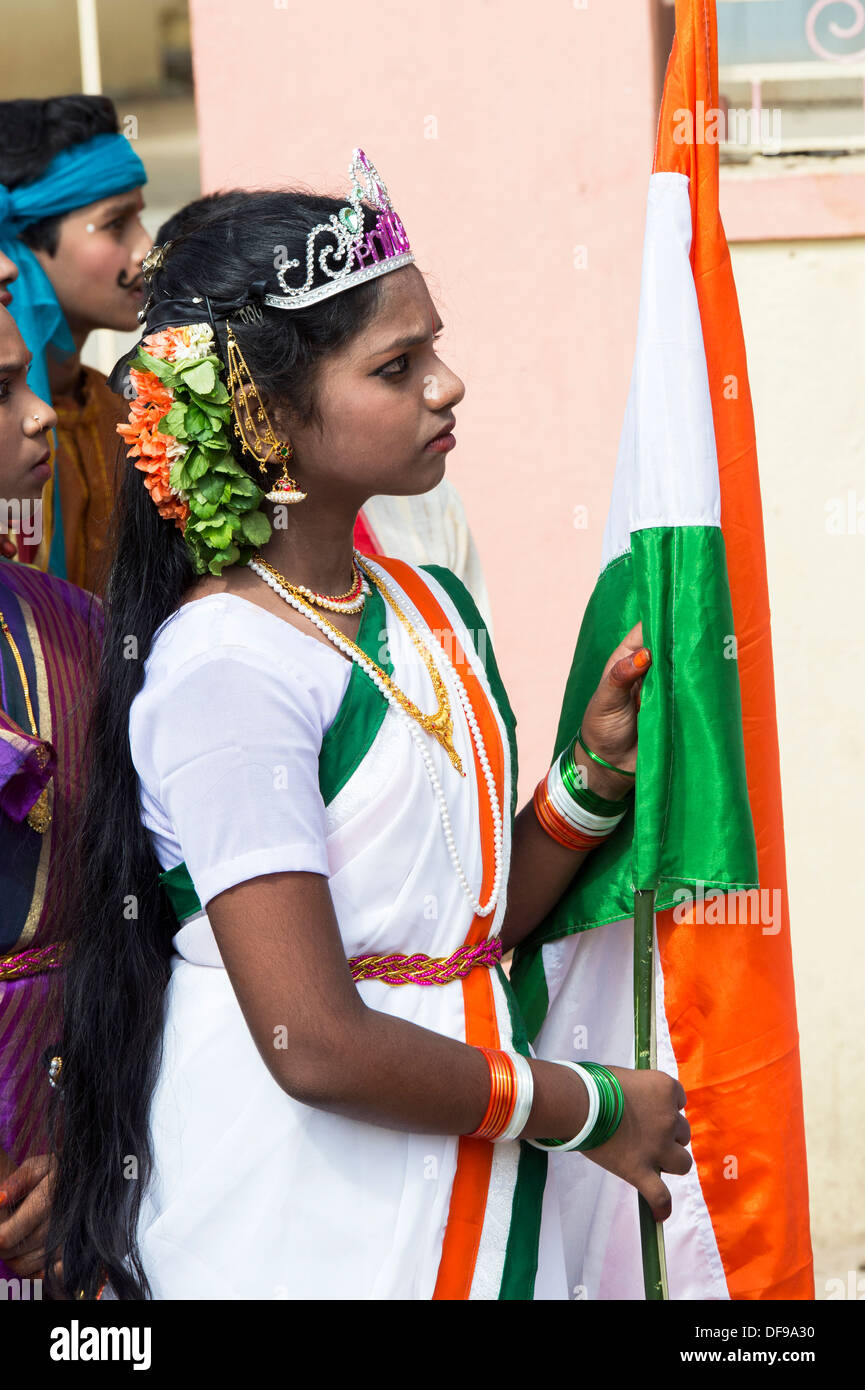 Indian ragazza vestita di bandiera indiana sari a una protesta rally. Puttaparthi, Andhra Pradesh, India Foto Stock