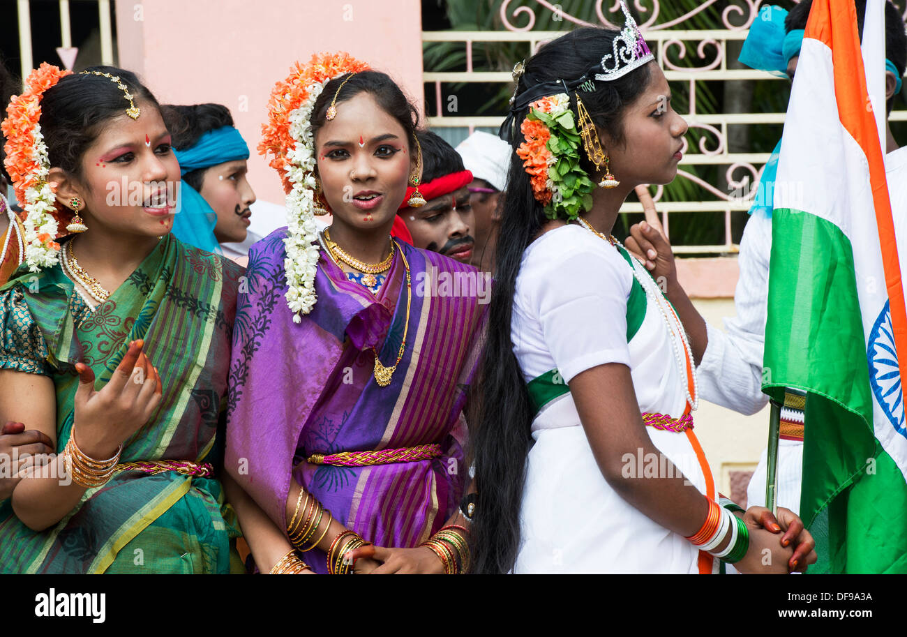 Indian ragazze in costumi tradizionali a una protesta rally. Puttaparthi, Andhra Pradesh, India Foto Stock