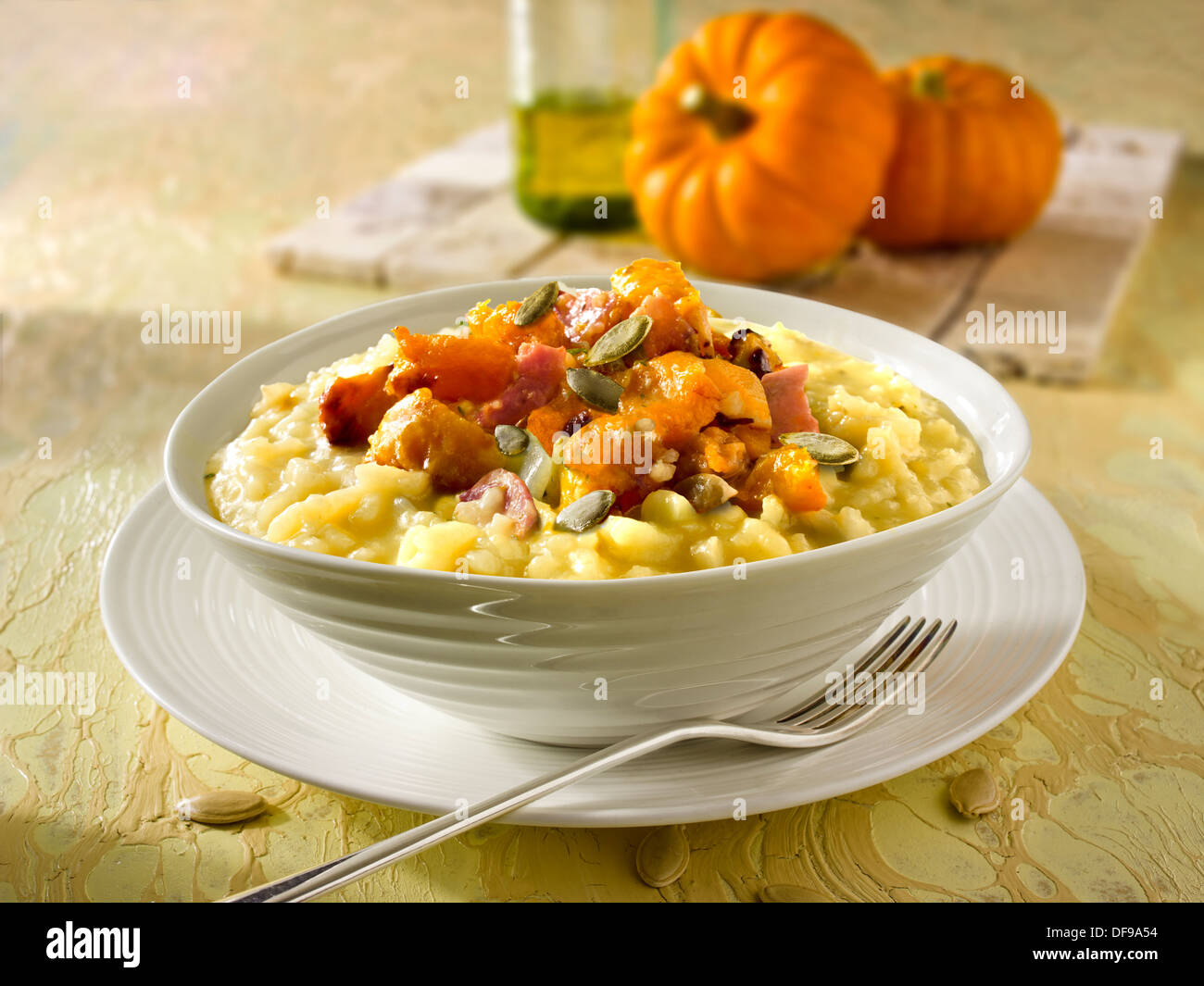 Arrosto di zucca e pancetta sul risotto allo zafferano Foto Stock