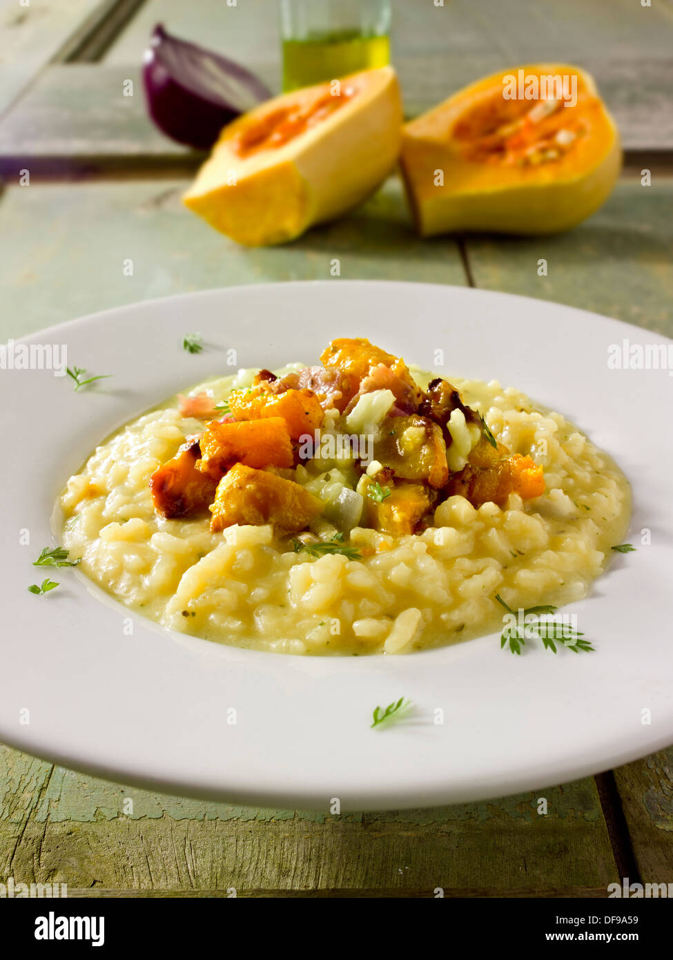 Arrosto di zucca sul risotto allo zafferano Foto Stock