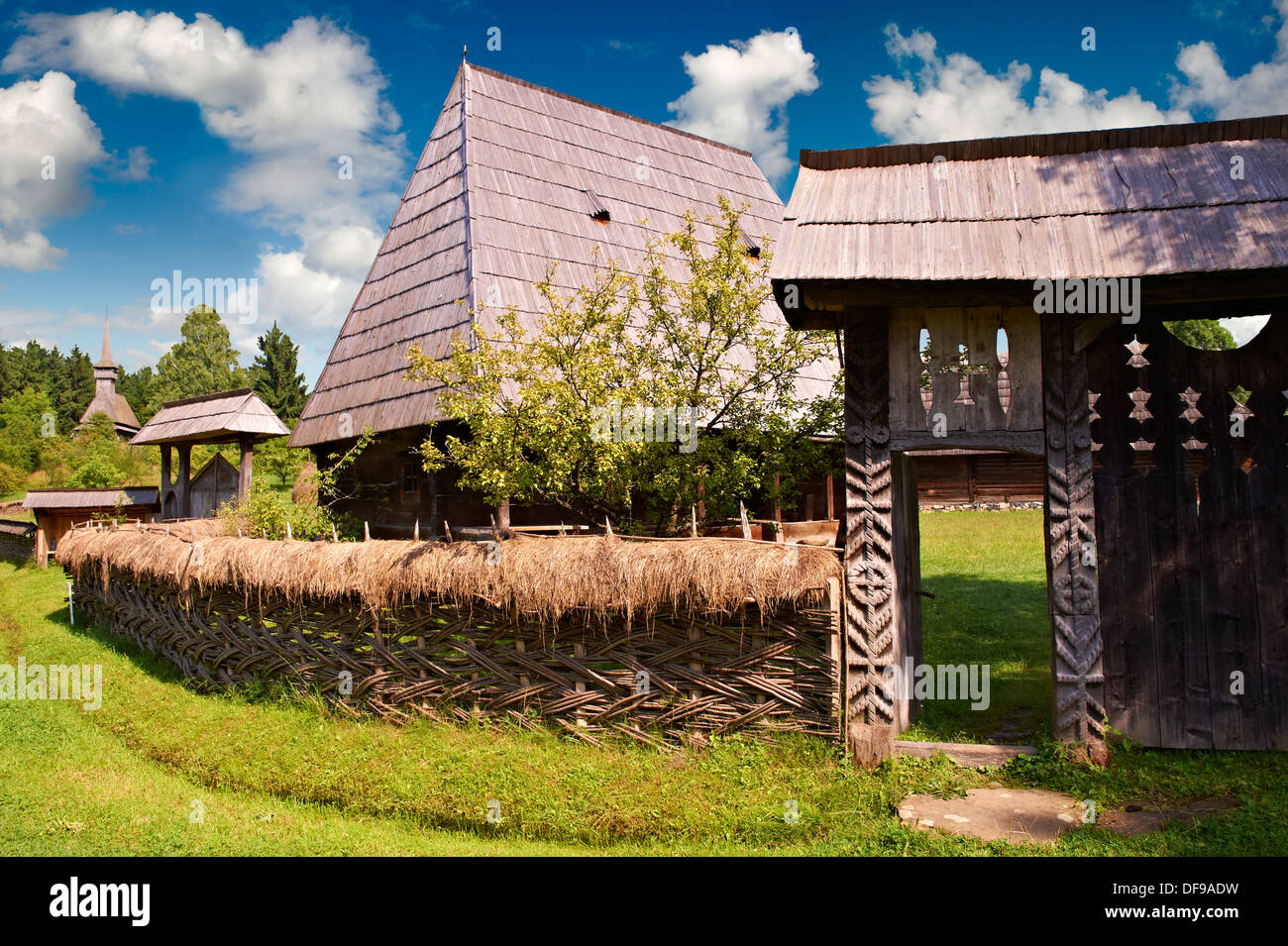 Xix secolo tradizionale casa di campagna, gate & chiesa in legno della valle di Iza, il museo del villaggio vicino Sighlet, Maramures, Norther Foto Stock