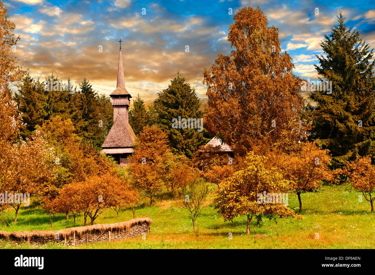 Chiesa di legno su Dobaies in autunno. Il museo del villaggio vicino Sighlet, Maramures, nel nord della Transilvania Foto Stock