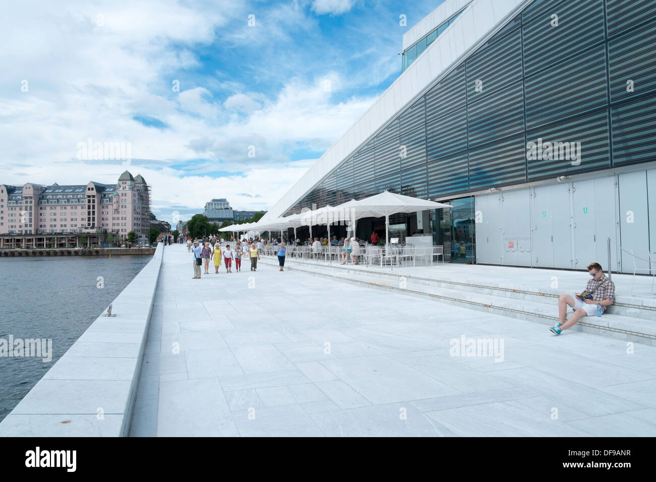 Lo spazio antistante e la linea di galleggiamento del nuovo Teatro dell'Opera di Oslo, Norvegia Foto Stock