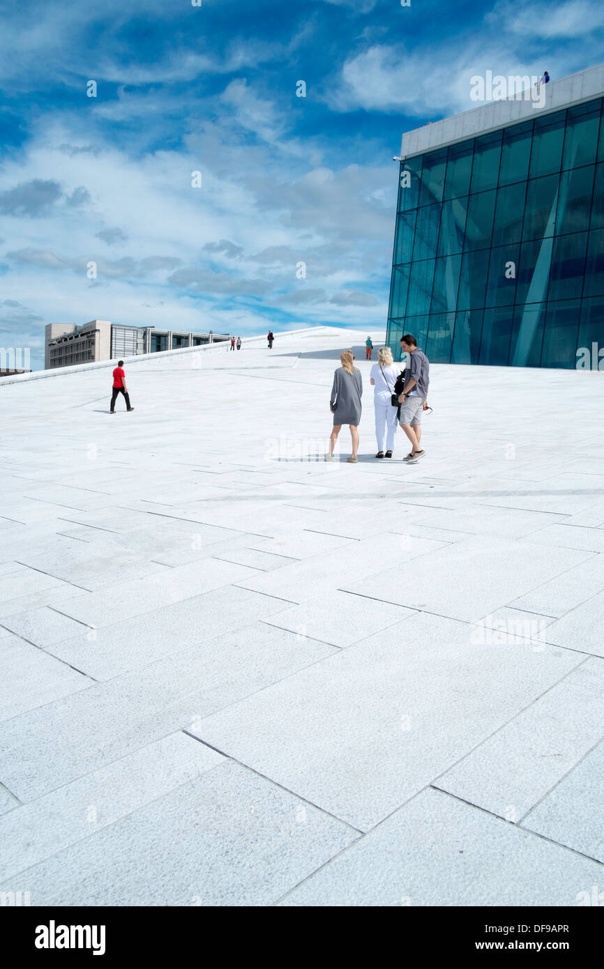 Visitatori sul tetto spiovente del nuovo Teatro dell'Opera di Oslo, Norvegia Foto Stock