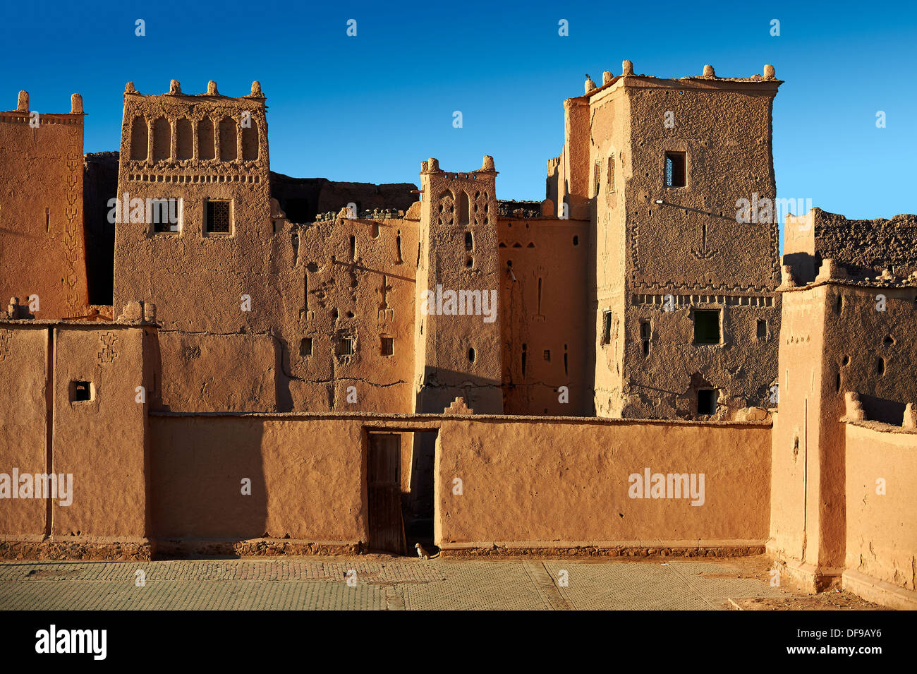 Esterno del mattone di fango kasbah Taourirt, Ouarzazate, Marocco, costruito da pascià Glaoui. Un sito Patrimonio Mondiale dell'Unesco Foto Stock