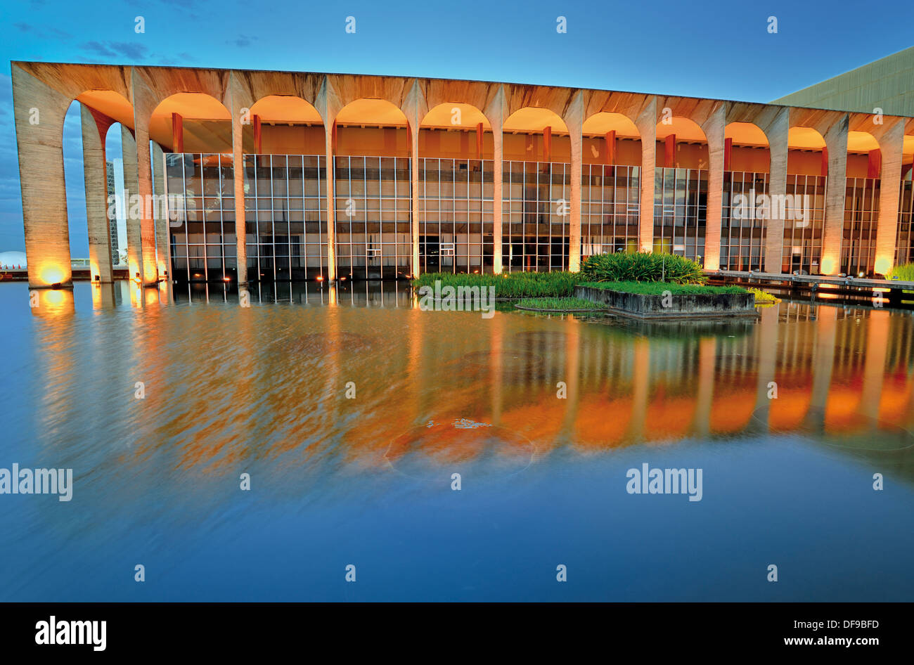 Il Brasile, Brasilia: vista laterale del Palazzo Itamaraty di sera Foto Stock