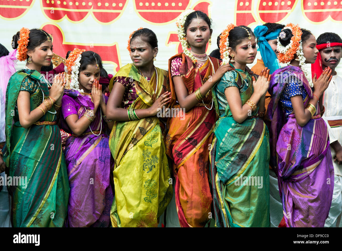 Indian ragazze vestite nei tradizionali colorati sari di seta a una ...