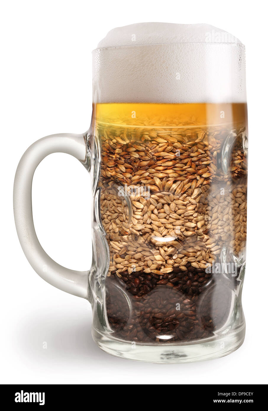 Boccale di birra. Creative boccale di birra riempito con diversi grani di malto. Foto Stock