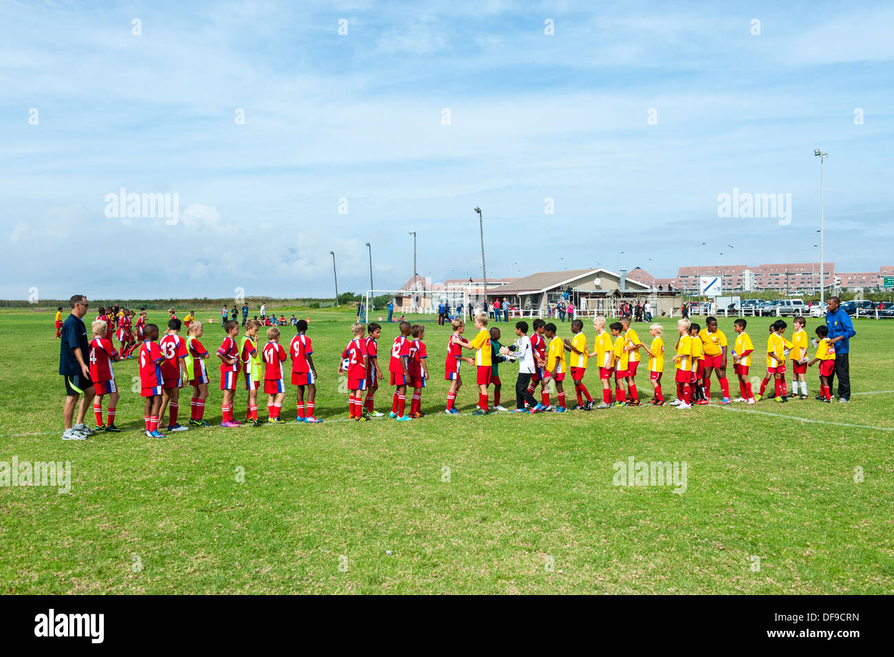 Junior squadre di calcio saluto ogni altra prima della partita, Cape Town, Sud Africa Foto Stock