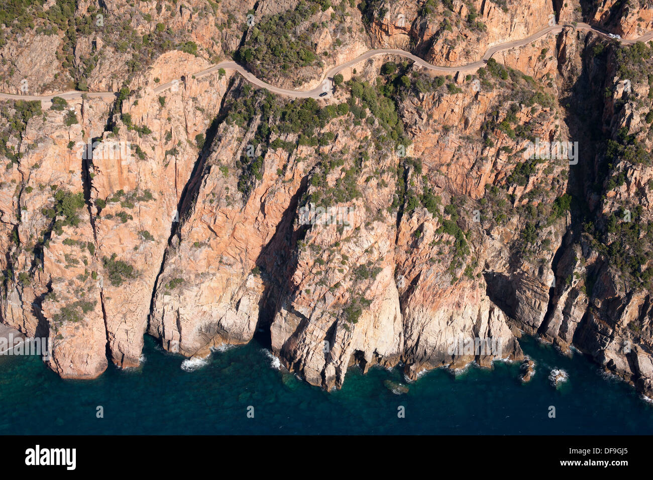 VISTA AEREA. Strada vertiginosa, una vertiginosa altezza di 145 metri sopra il Mar Mediterraneo. Golfo di Porto. Corsica, Francia. Foto Stock