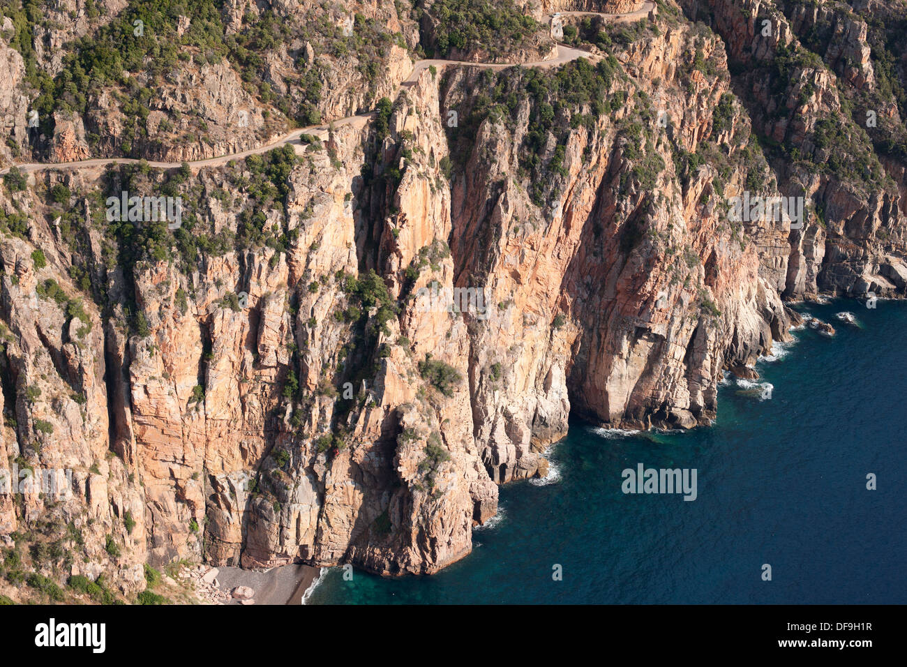 VISTA AEREA. Strada vertiginosa, una vertiginosa altezza di 145 metri sopra il Mar Mediterraneo. Golfo di Porto. Corsica, Francia. Foto Stock