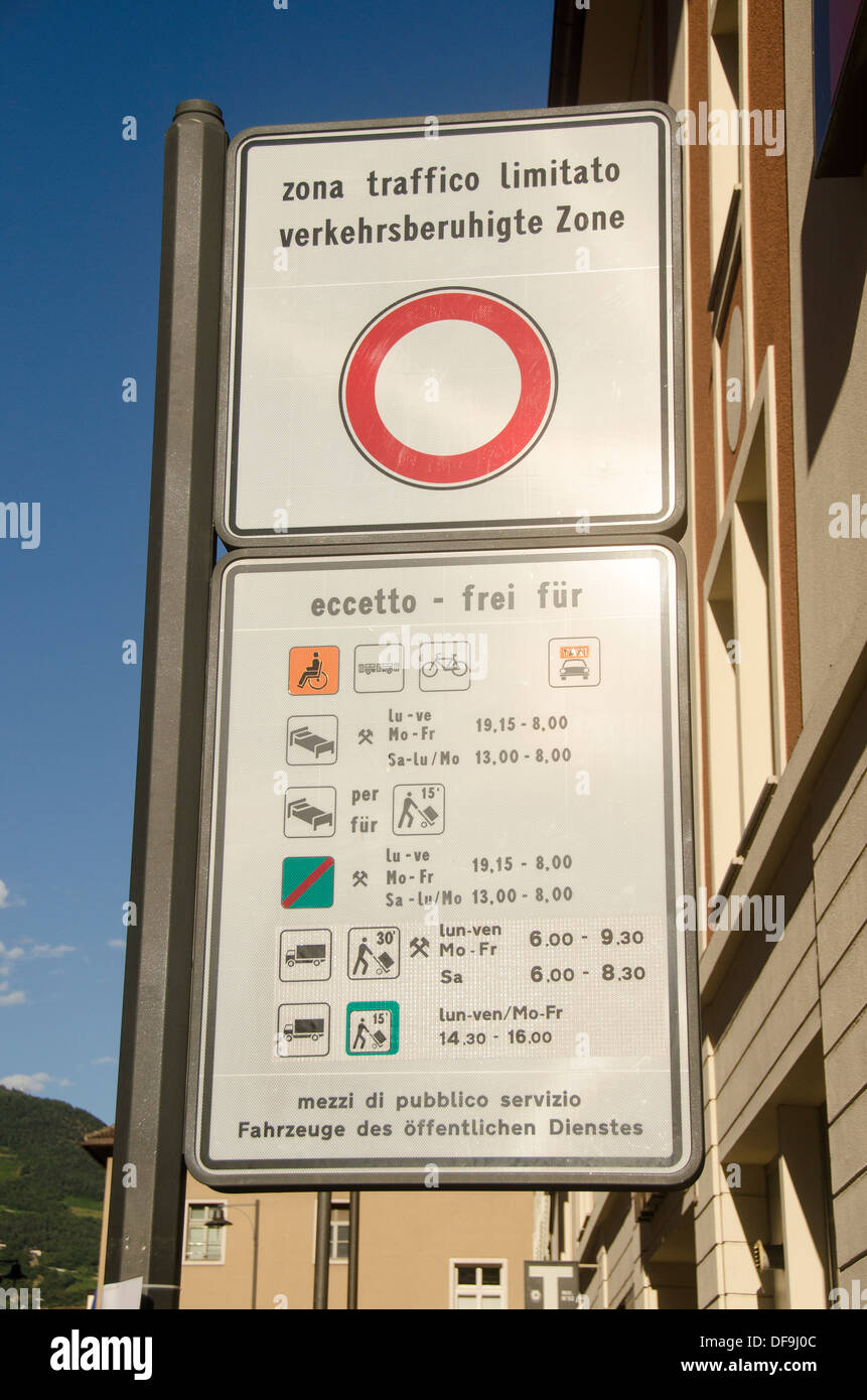 Traffico bilingue segno (italiano - tedesco), ridotta area di traffico, Bolzano, Alto Adige, Trentino Provincia, Italia, Europa Foto Stock