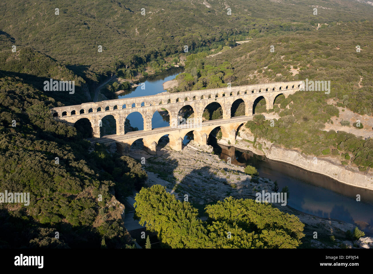 VISTA AEREA. Ponte acquedotto romano sul fiume Gard (noto anche come Gardon). Sulla lista del patrimonio mondiale dell'UNESCO. Pont du Gard, Occitanie, Francia. Foto Stock