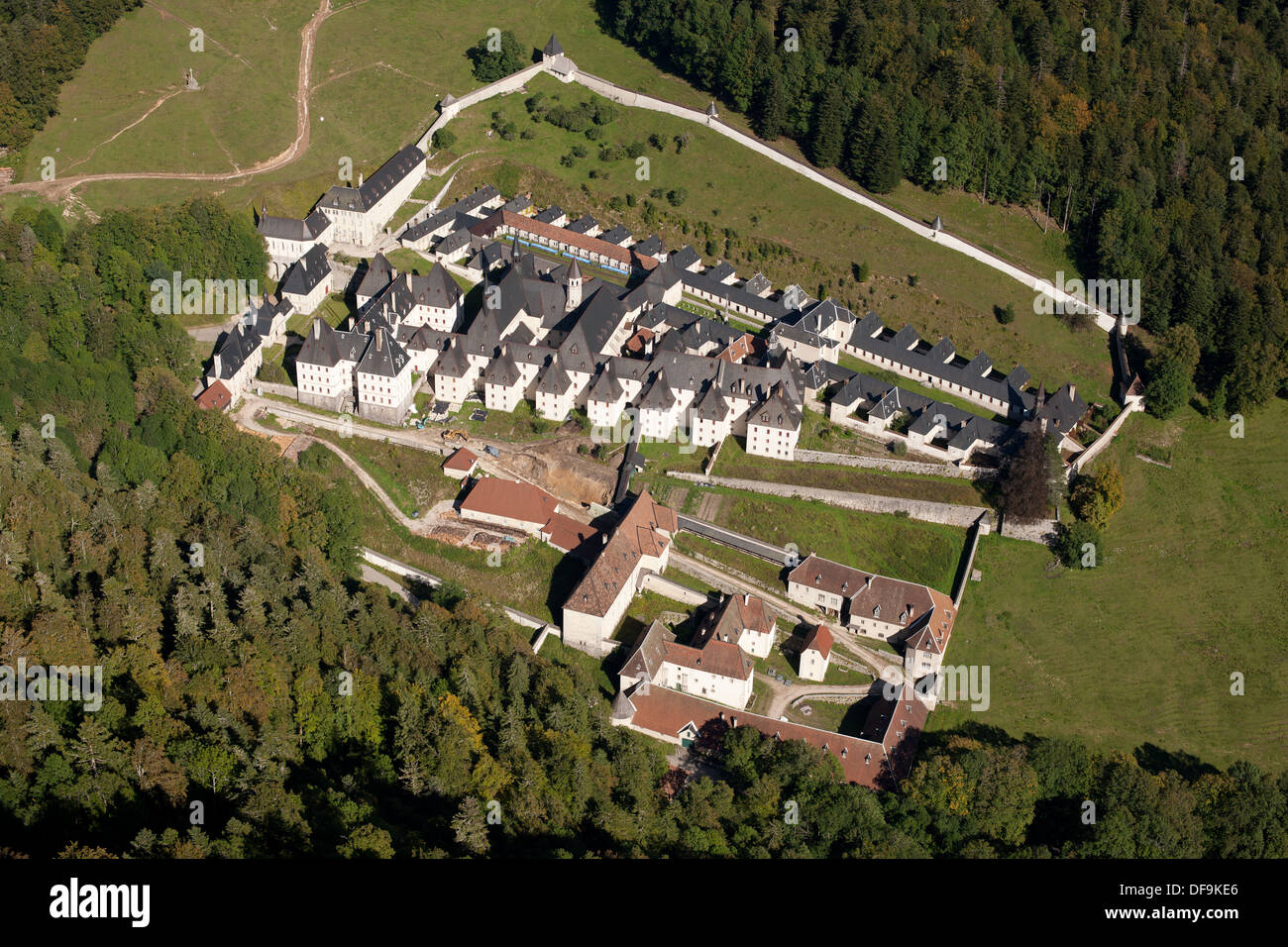 VISTA AEREA. Monastero Grande Chartreuse. Saint-Pierre-de-Chartreuse, Isère, Auvergne-Rhône-Alpes, Francia. Foto Stock