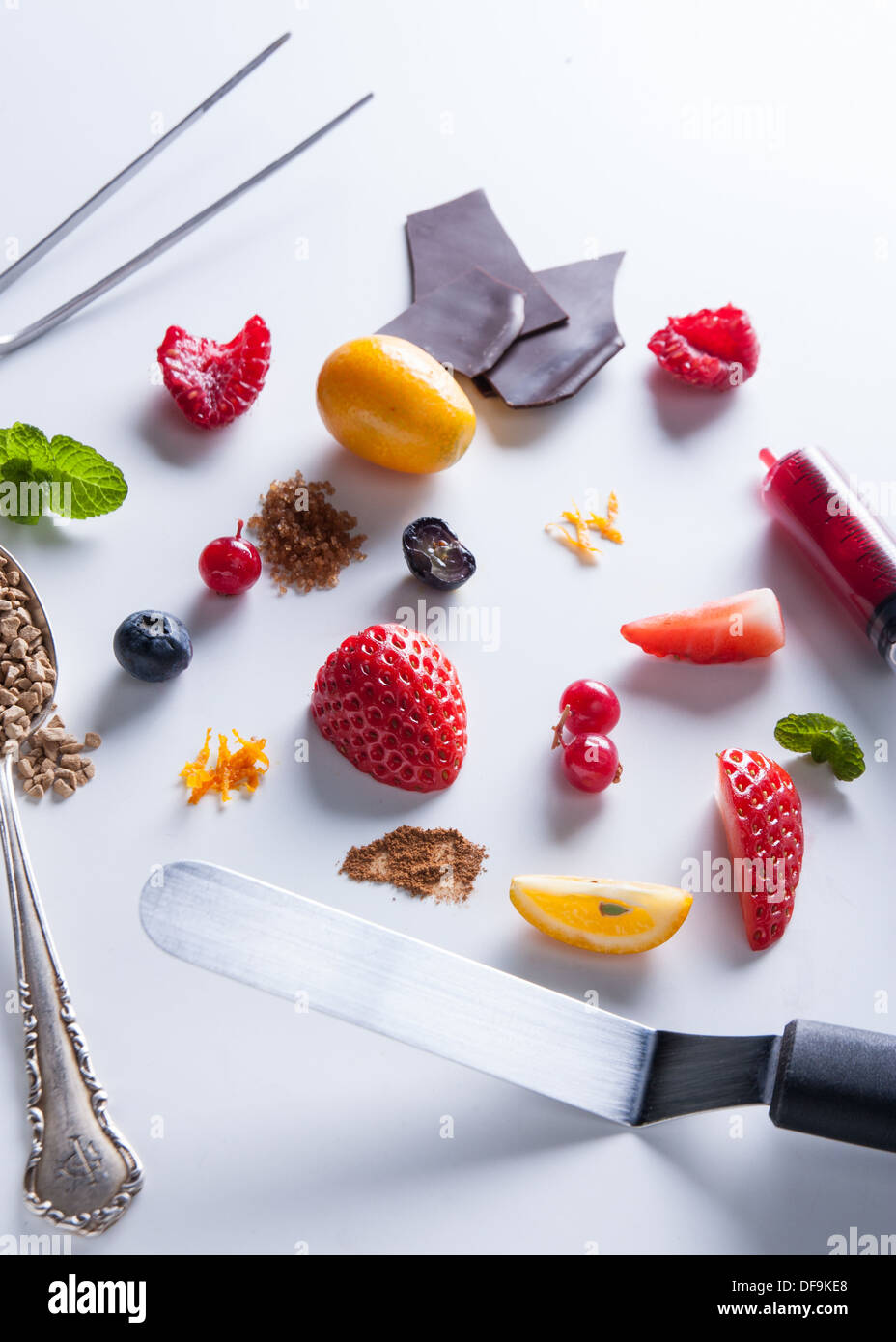 Imbutitura di un dessert con frutta e strumenti Foto Stock