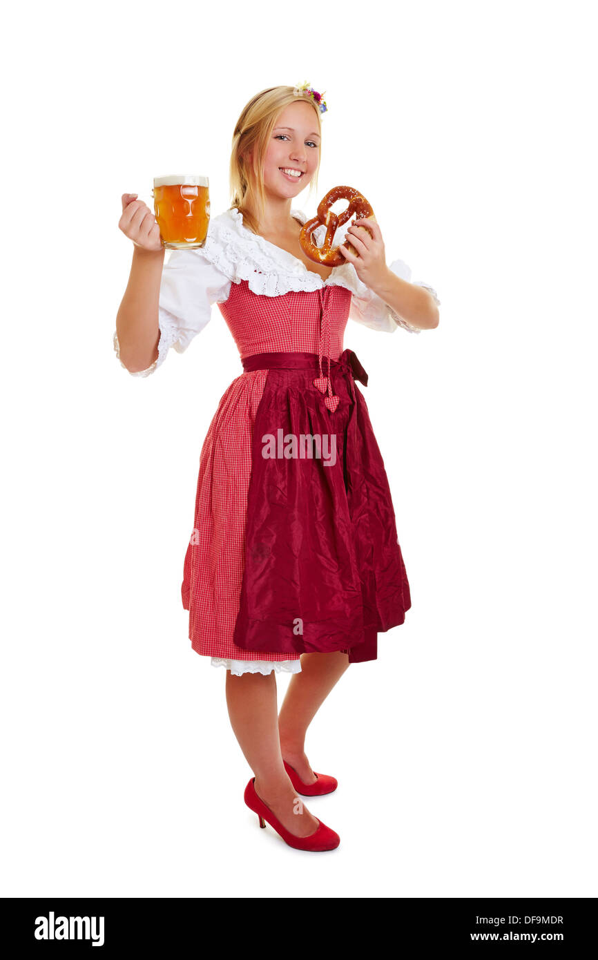 Sorridente donna bavarese in una camicetta con birra e pretzel Foto Stock