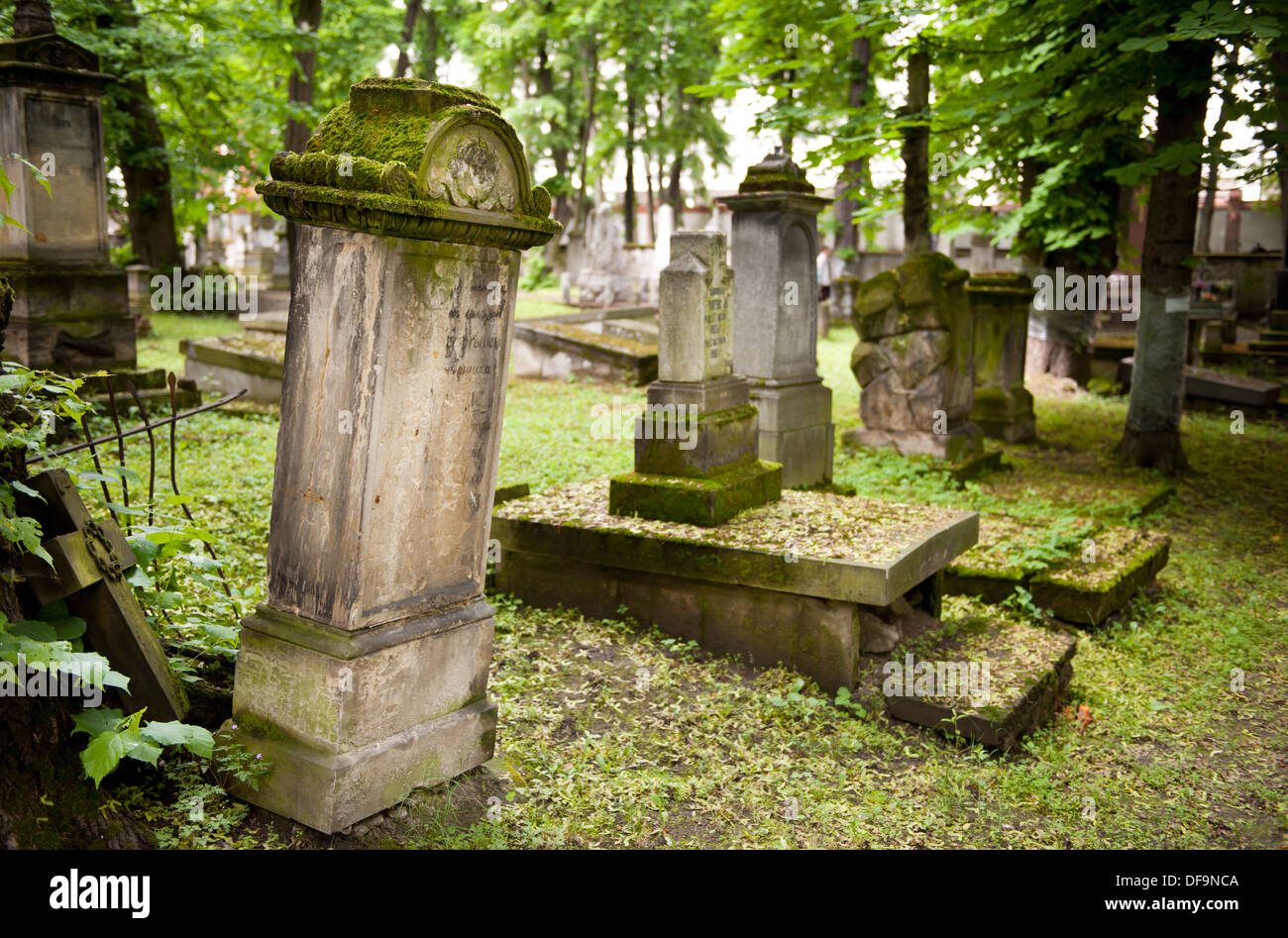 Skew vecchia lastra grave con moss nel cimitero Foto Stock