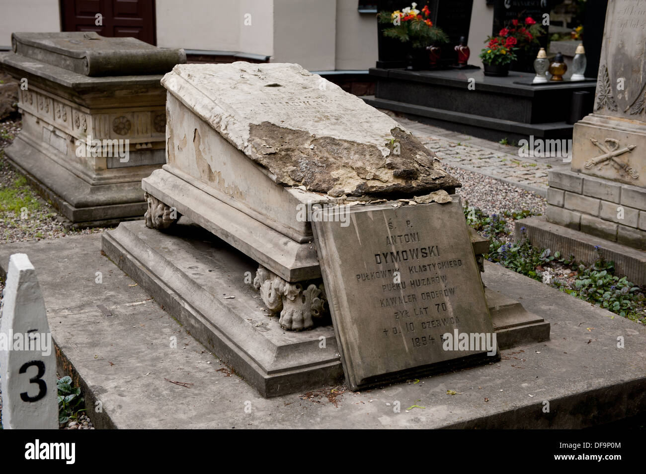 Fatiscenti vecchia tomba decorativa sul cimitero Foto Stock