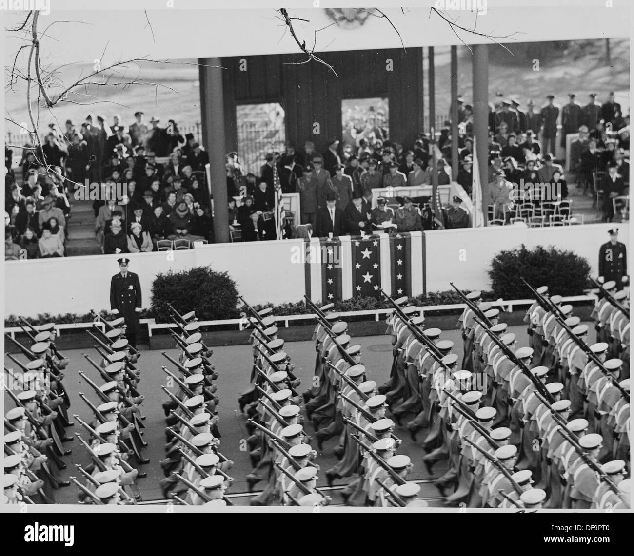 I cadetti di West Point marciano oltre il presidente Harry S. Truman e il vicepresidente Alben Barkley durante la parata inaugurale, un momento di significato che segna l’inizio della presidenza di Truman. Foto Stock