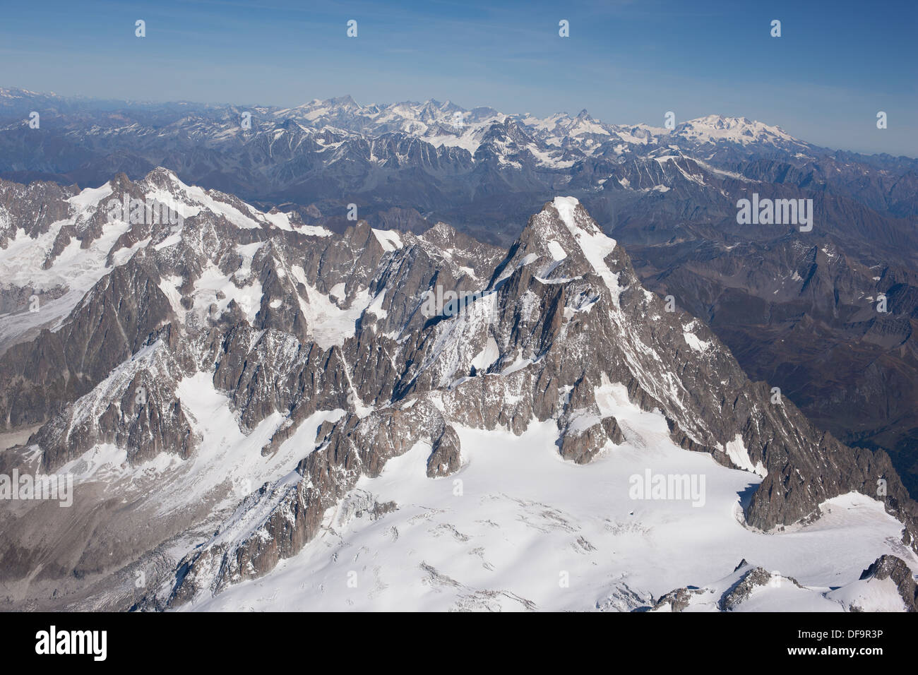 VISTA AEREA. Grandes Jorasses Summit (quota: 4208m a Pointe Walker). Tra Auvergne-Rhône-Alpes in Francia e Valle d'Aosta in Italia. Foto Stock