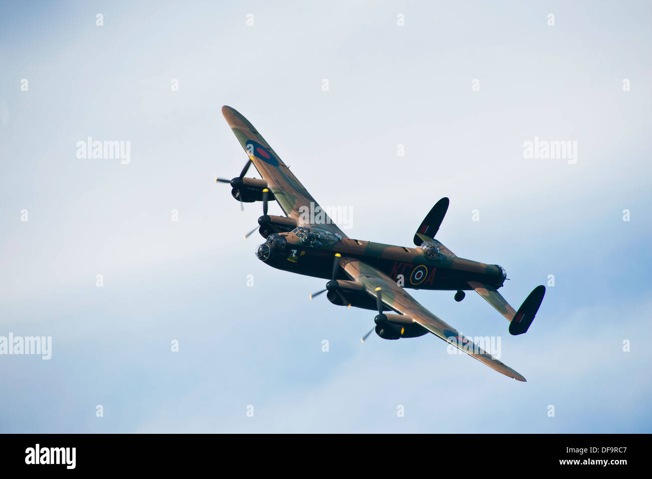 Avro Lancaster bomber PA474 della RAF Battle of Britain Memorial il volo in aereo a Dawlish Air Show, Agosto 2013 Foto Stock