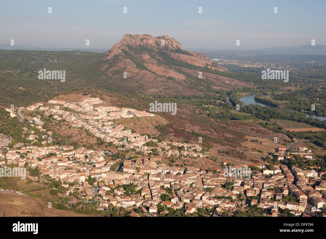 VISTA AEREA. La città di Roquebrune-sur-Argens con Rocher de Roquebrune (altitudine: 373m) in distanza. Var, Costa Azzurra, Francia. Foto Stock
