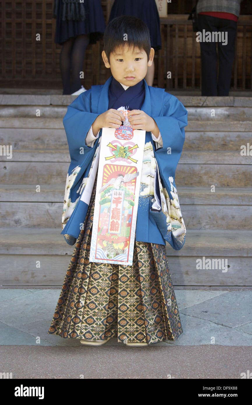 Un piccolo ragazzo giapponese vestito con un kimono tenendo un  coloratissimo sacchetto di carta, mentre a un matrimonio di famiglia evento  a Kanazawa, Giappone Foto stock - Alamy