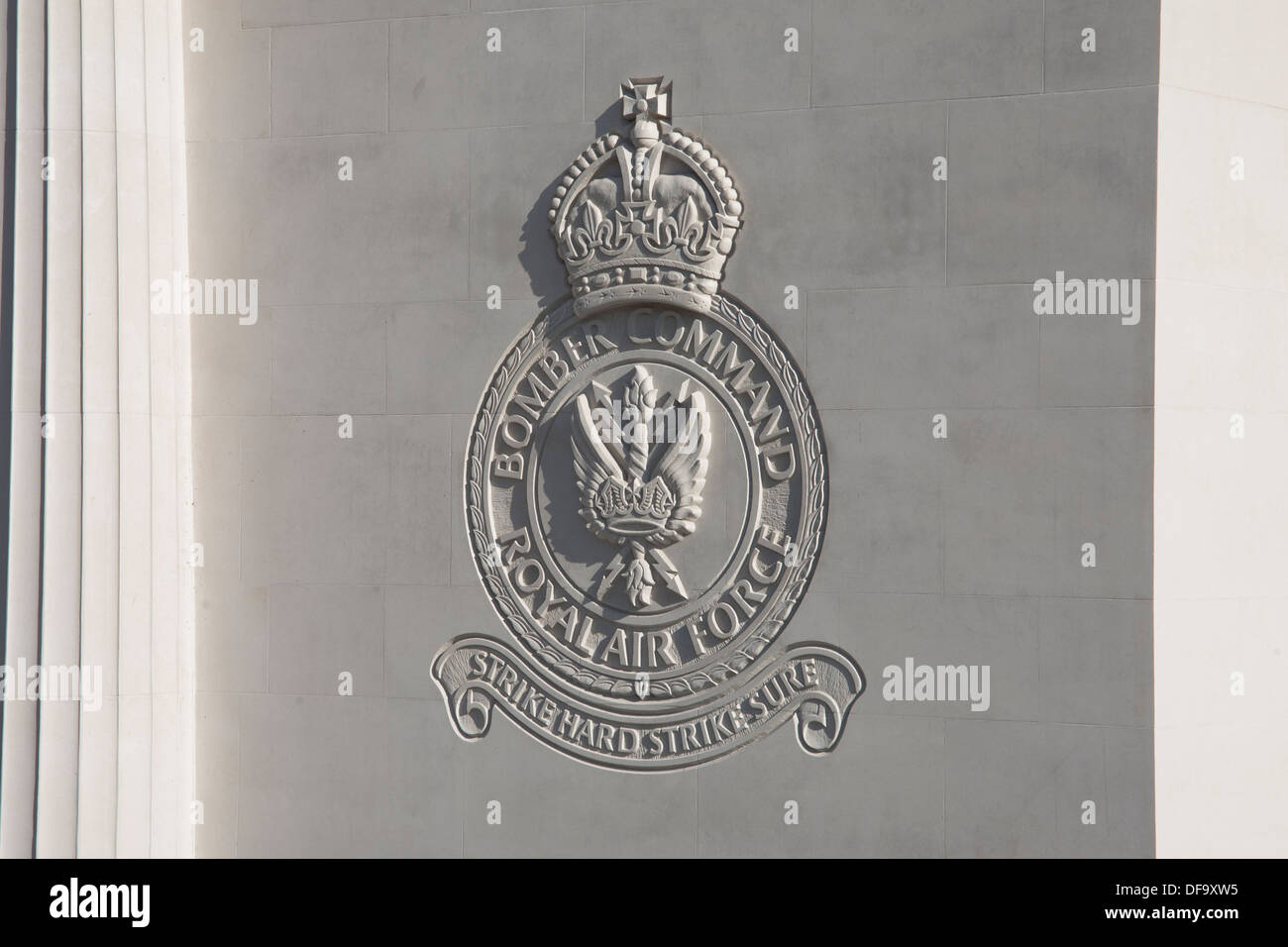 Stemma reale incisione, Green Park, Londra, Inghilterra, Regno Unito, GB. Foto Stock