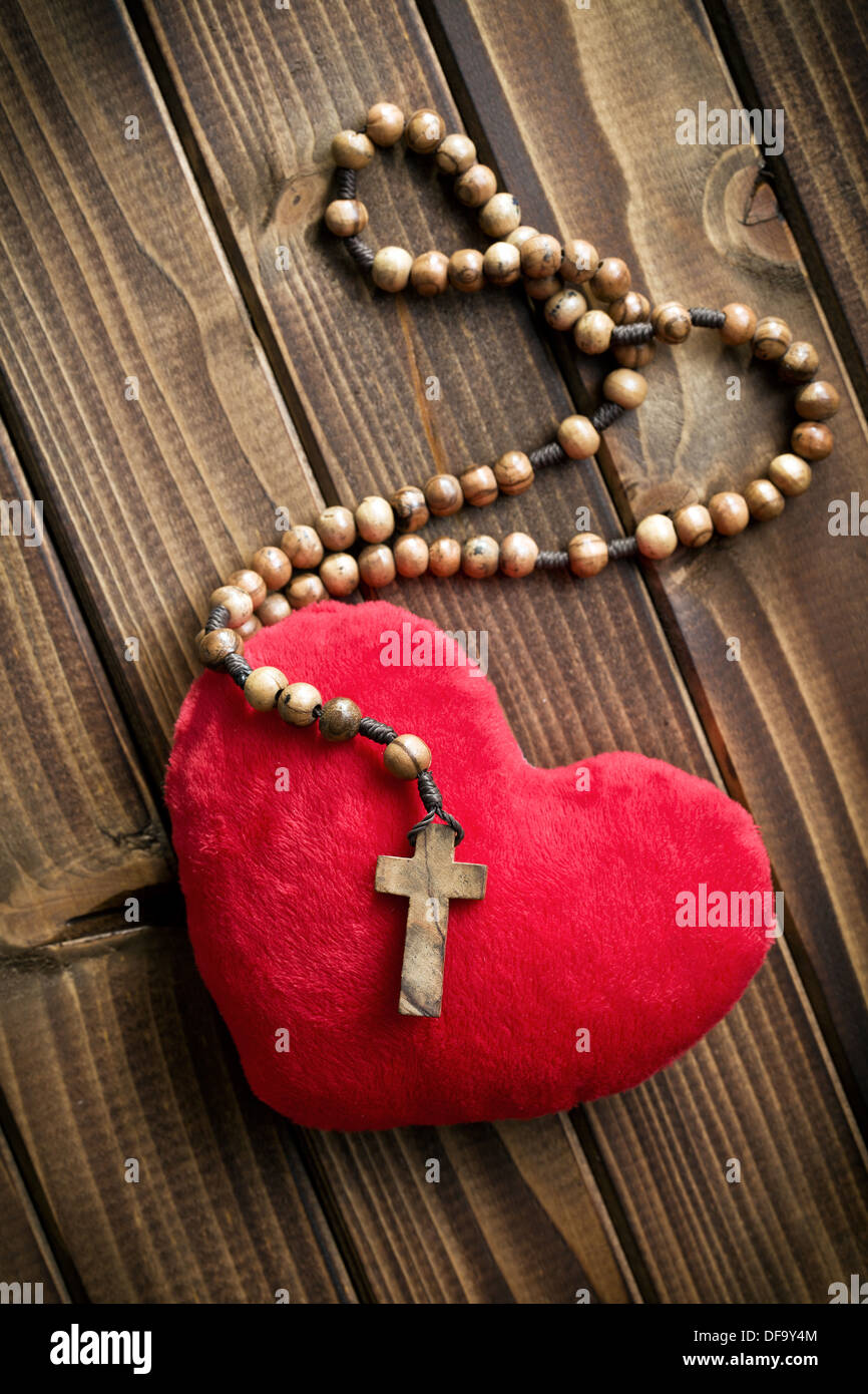 Vista superiore del cuore peloso con i grani del rosario Foto Stock