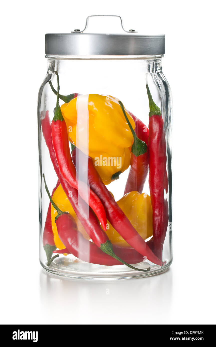 Peperoncino habanero e nel vasetto di vetro su sfondo bianco Foto Stock
