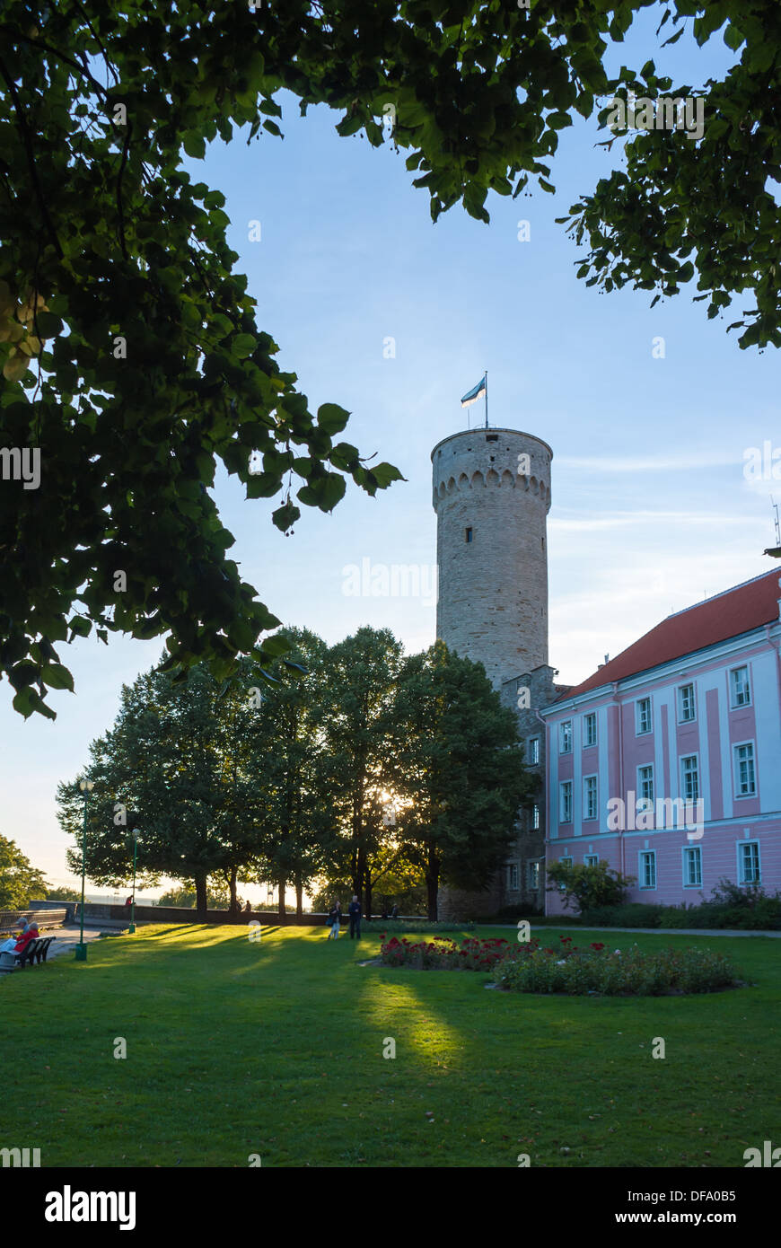 Lungo il tedesco - Il castello di Toompea torre nella vecchia di Tallinn, capitale dell'Estonia Foto Stock